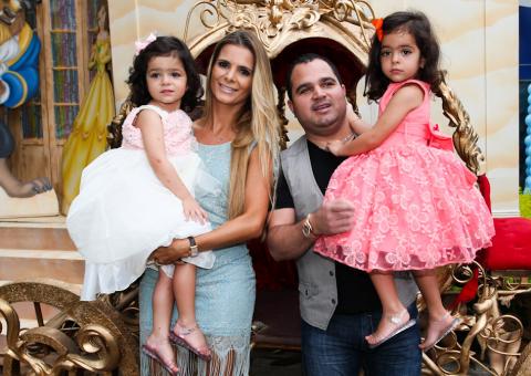 Luciano Camargo comemora aniversário das gêmeas